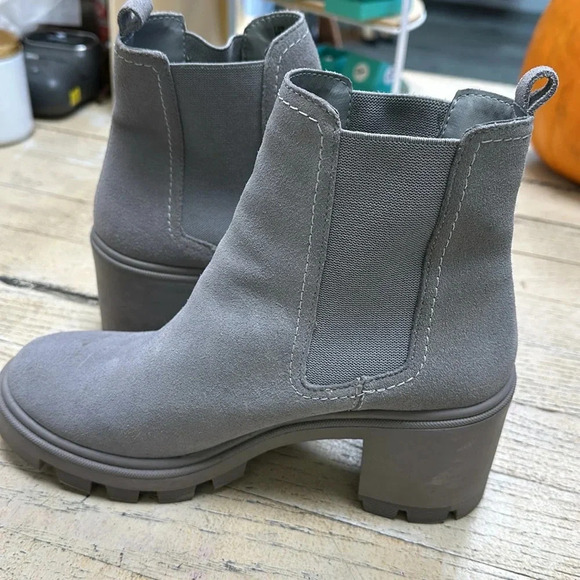Splendid | Shoes | Splendid Melisa Gray Suede Chelsea Boots  SPLENDID
Melisa Suede Chelsea Boots Size 7.5 in Gray